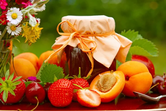 Eingemachtes mit frischem Obst